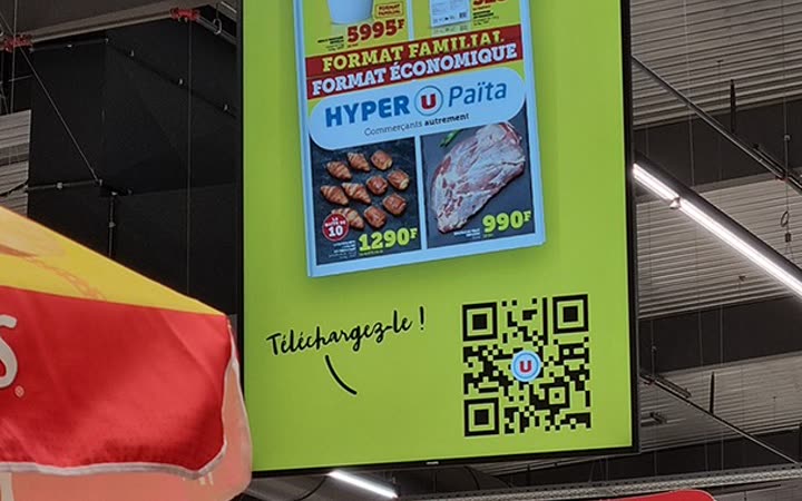 Écrans publicitaires suspendus chez Hyper U Païta