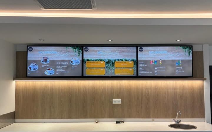 Trois écrans de menu board pilotés par CapDisplay, à l'aéroport de La Tontouta
